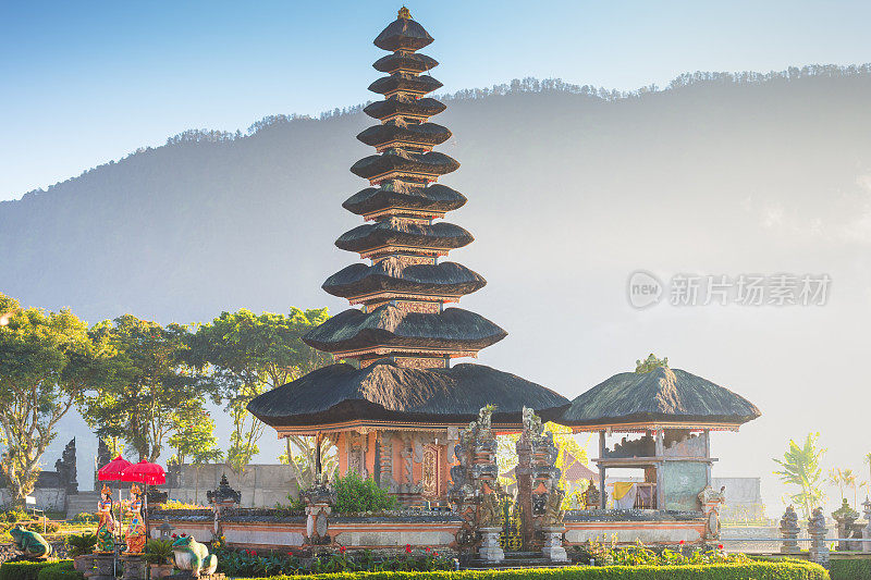 Pura Ulun Danu Bratan的主要景点在贝拉坦湖日出，印度尼西亚巴厘岛